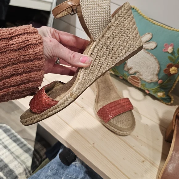 Lucky Brand Women's Wedge Sandals - Picture 5 of 10